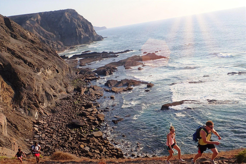 Z Lagos: Wycieczka piesza po zachodnim wybrzeżu i tapas o zachodzie słońcaWycieczka w małej grupie – dołącz do grupy i dziel się wrażeniami