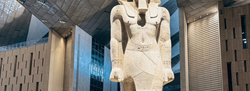 De Hurghada ao Cairo: Pirâmides e Grande Museu Egípcio de ônibus