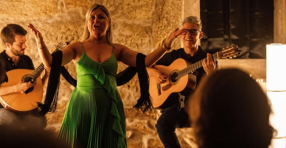 Porto: Live Fado Show mit einem Glas Portwein