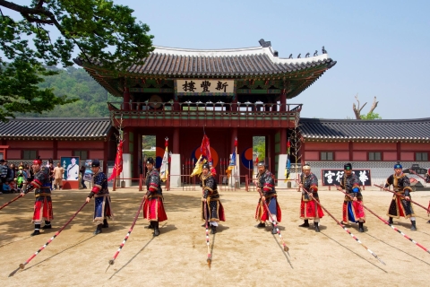 Depuis Séoul : Visite de la forteresse et du village folklorique de Suwon HwaseongVisite de groupe d'une demi-journée avec prise en charge à l'hôtel