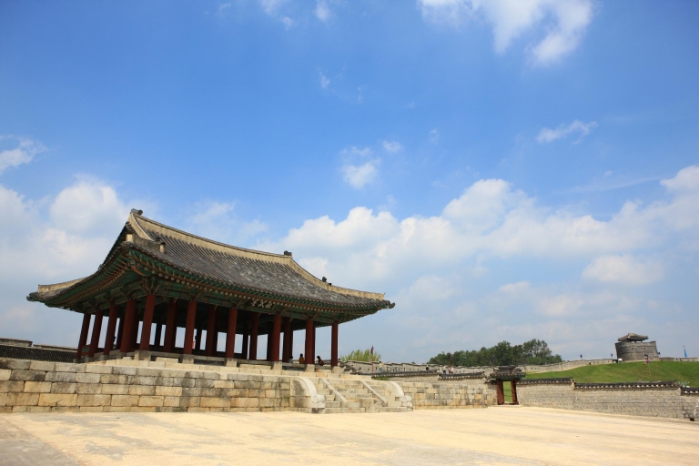 Depuis Séoul : Visite de la forteresse et du village folklorique de Suwon HwaseongVisite de groupe d'une demi-journée avec prise en charge à l'hôtel