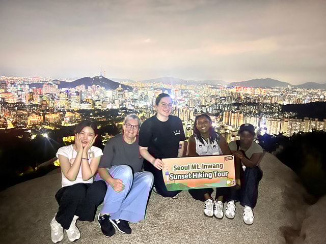 Seoul: Inwangsan Sunset Hike with Guide
