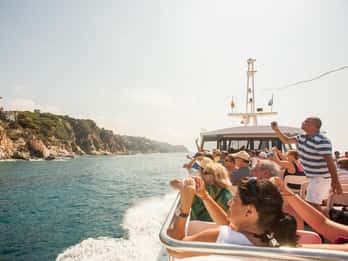 From Barcelona: Costa Brava Day Tour with Boat Trip