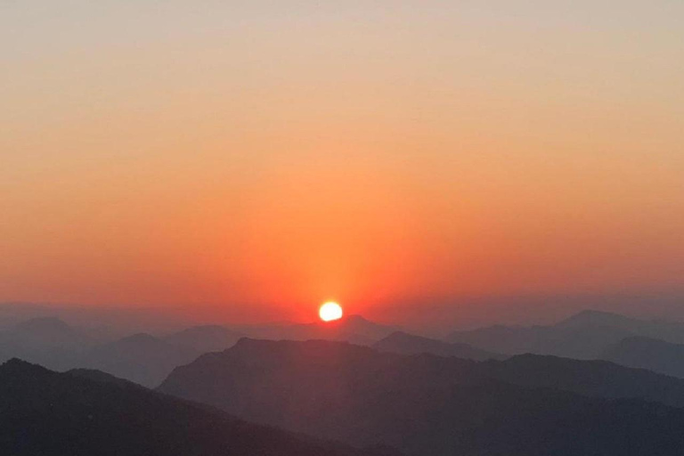 Excursão ao nascer do sol em Sarangkot sobre a Cordilheira do Himalaia AnnapurnaSomente motorista