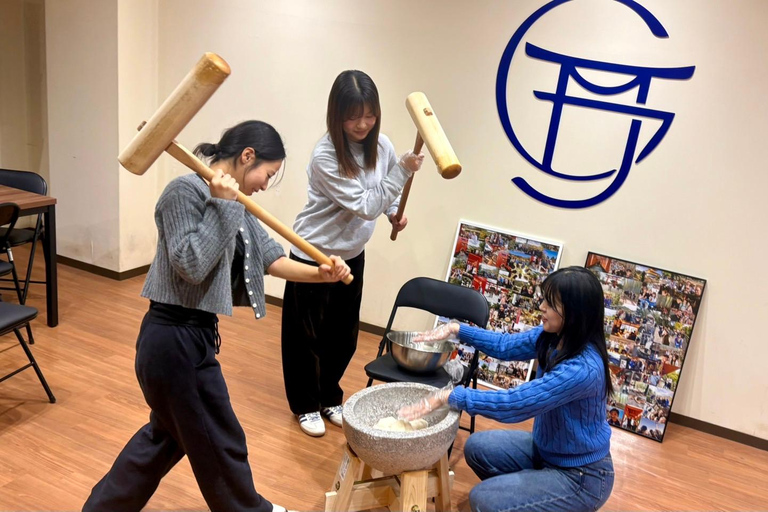 Quioto: experiência tradicional de mochi com degustaçãoQuioto: Experiência tradicional de bater mochi com degustação