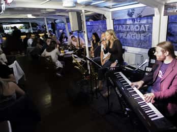 Prag: abendliche Jazz-Bootsfahrt Prag: abendliche Jazz-Bootsfahrt