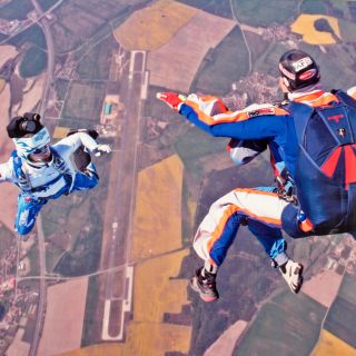 Прыжок с парашютом в тандеме в Праге