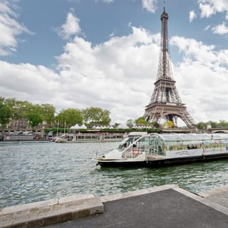 Paris: Bilhete de Barco Hop-On Hop-Off de 1 ou 2 Dias
