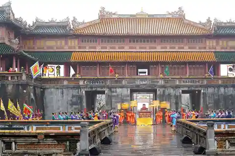 Visita oficial a Hue: Tour en barco dragón, Ciudadela Imperial y Mercado