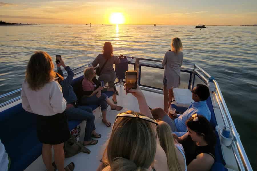 Fort Myers: Sonnenuntergangsfahrt mit Blick auf den Sanibel Lighthouse. Foto: GetYourGuide