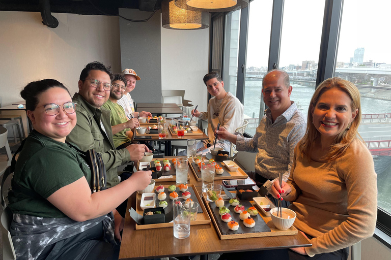 Maki och standard sushi i Tokyo Maki och standard sushi-tillverkningskurs i AsakusaTillverkning av sushi