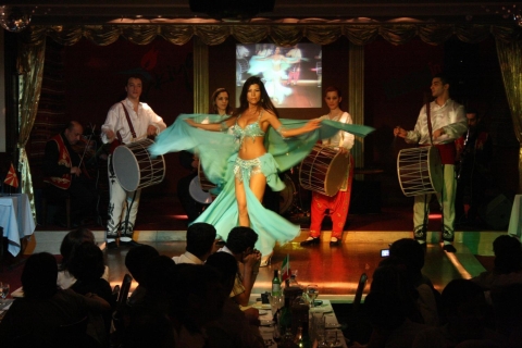 Istanbul: Bosporus-Bootsahrt mit Abendessen & EntertainmentIstanbul: Bosporus-Dinner-Bootstour - nur Getränke & Dinner