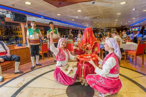 Istanbul: Bosphorus Boat Cruise with Dinner & Entertainment