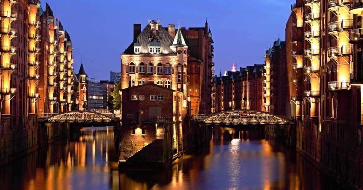 Hambourg  croisi re en  soir e dans le port clair  