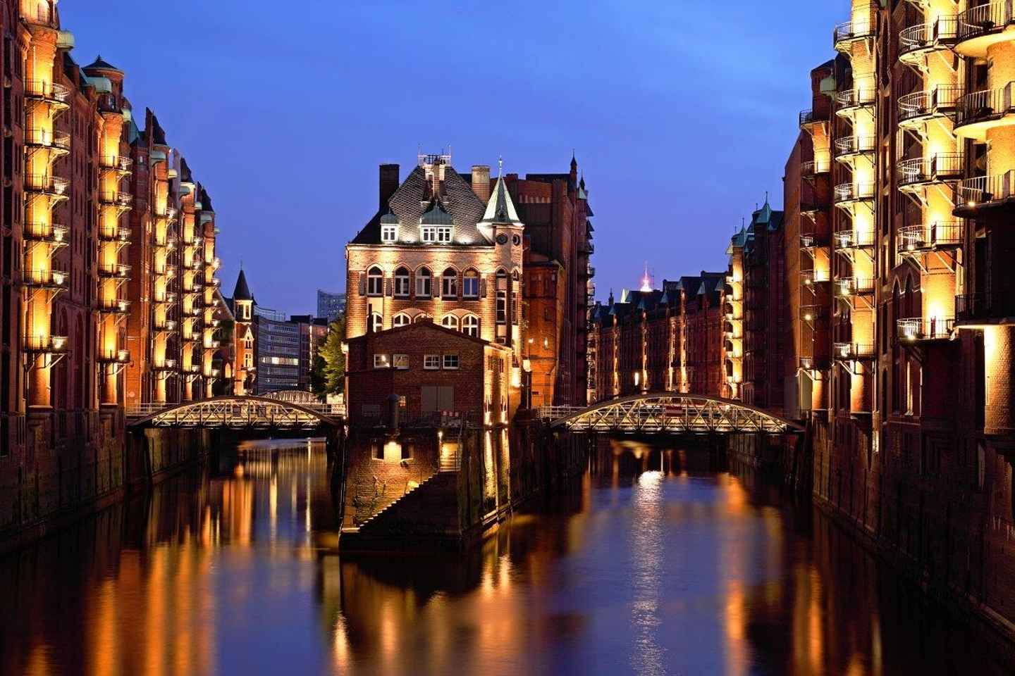 Hamburg: Abendliche Lichterfahrt im Hafen