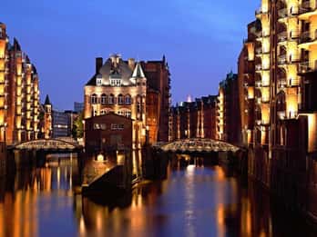 Hamburg: Abendliche Lichterfahrt im Hafen Hamburg: Abendliche Lichterfahrt im Hafen