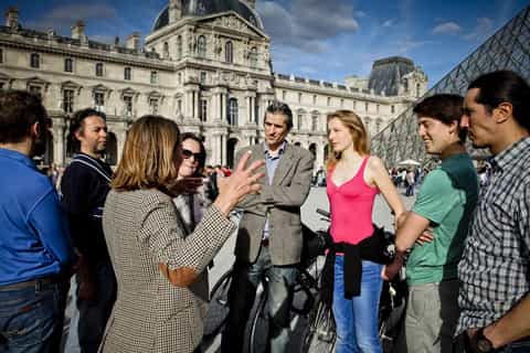 4-Hour Small Group Paris Bike Tour & Louvre Visit