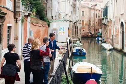 Venedig: Spaziergang in kleiner Gruppe und Gondelfahrt