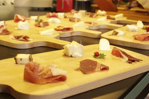 Rome 4-Hour Food and Market Tour with Tastings