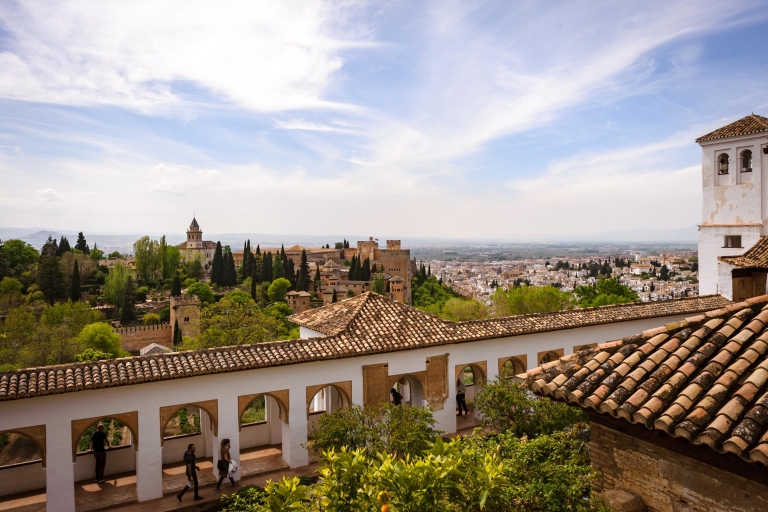 Van Costa del Sol: dagtour Granada, Alhambra en GeneralifeVanuit Estepona in het Engels