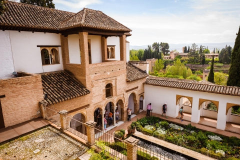 Van Costa del Sol: dagtour Granada, Alhambra en GeneralifeVanuit Estepona in het Engels