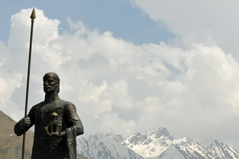 Tbilisi: Kazbegi & Sno Valley Private 4WD Day Tour