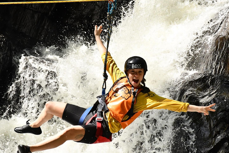 Cairns: Tour d&#039;avventura Crystals &amp; Behana - Canyoning a CairnsEsperienza nella foresta pluviale delle cascate di Cairns Giornata intera avanzata