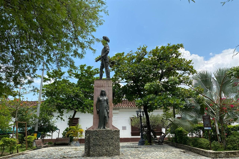 Medellín: tour coloniale di un'intera giornata con guidaMedellin: tour coloniale di un'intera giornata con guida