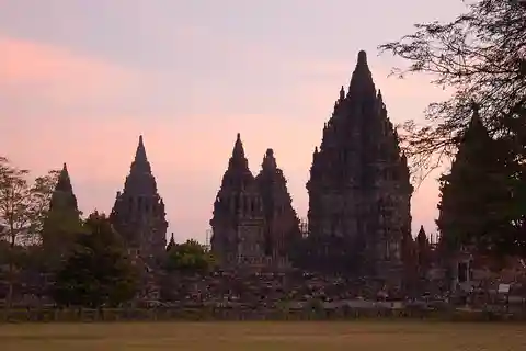 Yogyakarta: Prambanan temple afternoon tour and dinner