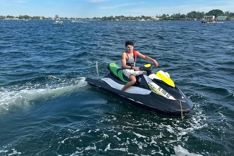 Motos acuáticas en Miami Beach + Paseo en barco gratis2 Motos de Agua, 2 Personas, 1 Hora + Paseo en Barco Gratis Todas las Tasas Pagadas