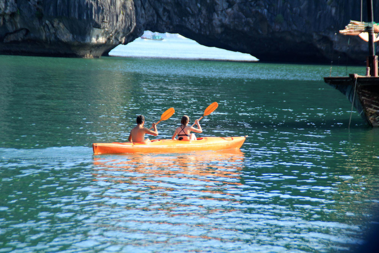 Lan ha Bay Luxe cruise dagtrip, kajakken, zwemmen, fietsenLan ha Bay Luxe cruise dagtocht, Kajakken, Zwemmen, Fietsen