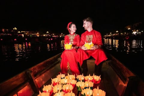 Hoi An: Hoai River Boat Trip by Night with Lantern Release - Image 2