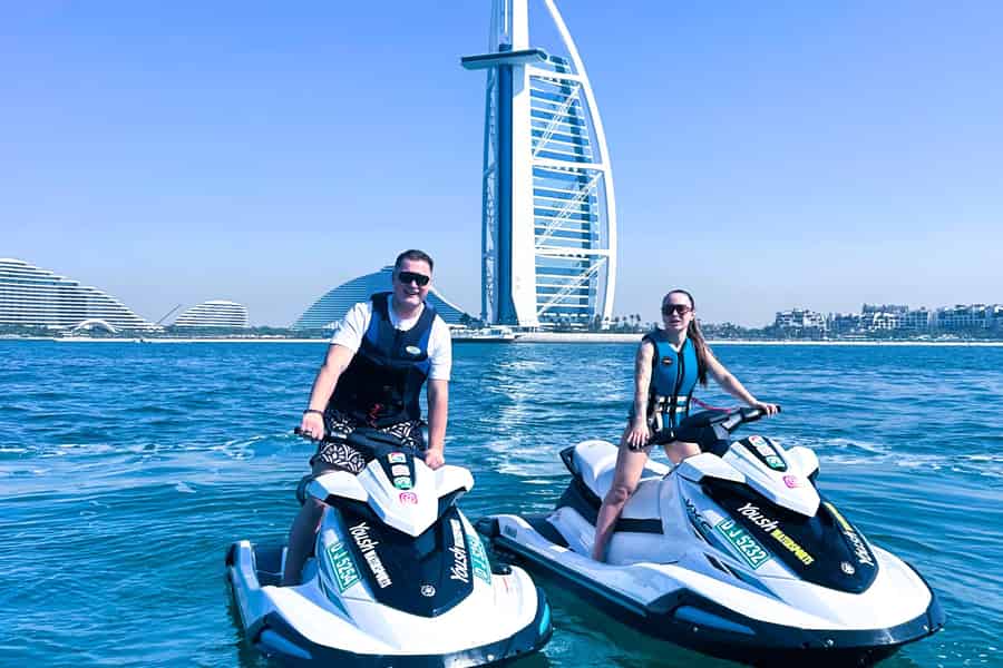 Dubai: Jetski-Tour am Burj Al Arab mit kostenlosen Fotos und Videos. Foto: GetYourGuide Dubai: Jetski-Tour am Burj Al Arab mit kostenlosen Fotos und Videos. Foto: GetYourGuide