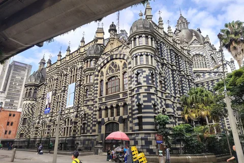 Medellin: Guided Walking Tour with Food Stops