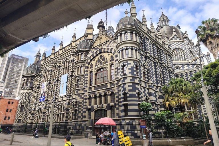 Medellín: Tour guiado a pie con paradas gastronómicas