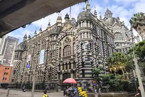 Medellin: Guided Walking Tour with Food Stops