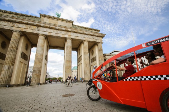 Visit Berlin: Private E-Rickshaw Tour with Hotel Pickup Service in Phnom Penh