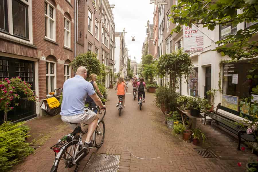 Amsterdam: Geführte Fahrradtour zu den versteckten Highlights. Foto: GetYourGuide Amsterdam: Geführte Fahrradtour zu den versteckten Highlights. Foto: GetYourGuide