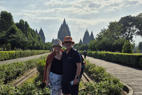 Yogyakarta : Borobudur à l'aube, quad sur le Merapi et PrambananBorobudur à l'aube (accès VIP), Merapi en quad et Prambanan