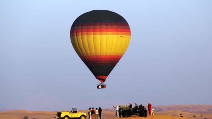 dubai vlucht met heteluchtballon ontbijt woestijnsafari