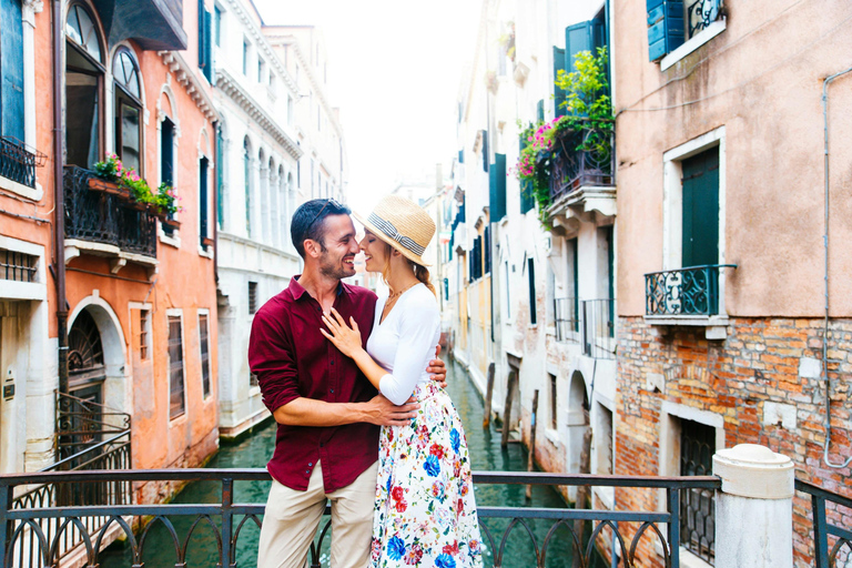 Venice: Photo Shoot with a Local Photographer and City Tour ELITE – 60 min | 50 photos + Gondola photos