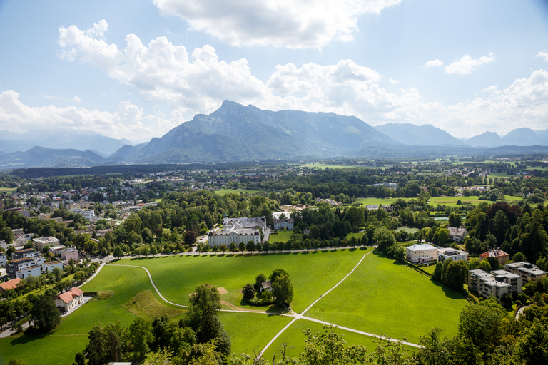 From Vienna: Day Tour of Salzburg Spanish Tour