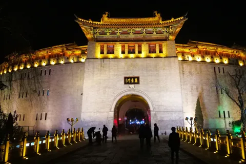 Visite nocturne à pied de Luoyang avec dîner local dans la vieille ville