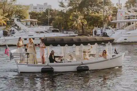 Miami: Lyxig e-båtskryssning med vin- och charkuteribord