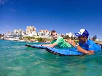 Bondi Beach: Halbtagstour mit Surfen & Mittagessen am Strand Bondi Beach: Halbtagstour mit Surfen & Mittagessen am Strand