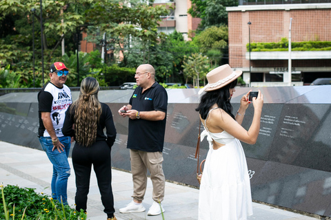 Medellín: Pablo Escobar e Tour de Graffiti na Comuna 13Medellín: Pablo Escobar e Comuna 13 Graffiti Tour
