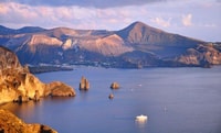 Da Milazzo, Lipari e Vulcano Gita in barca con escursione a piedi - Hizvo