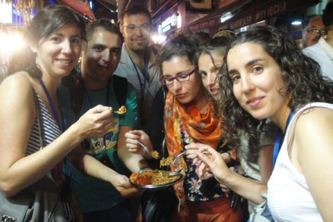 Istanbul: Food Tour zu FußFood-Tour und Fahrt mit privater Yacht