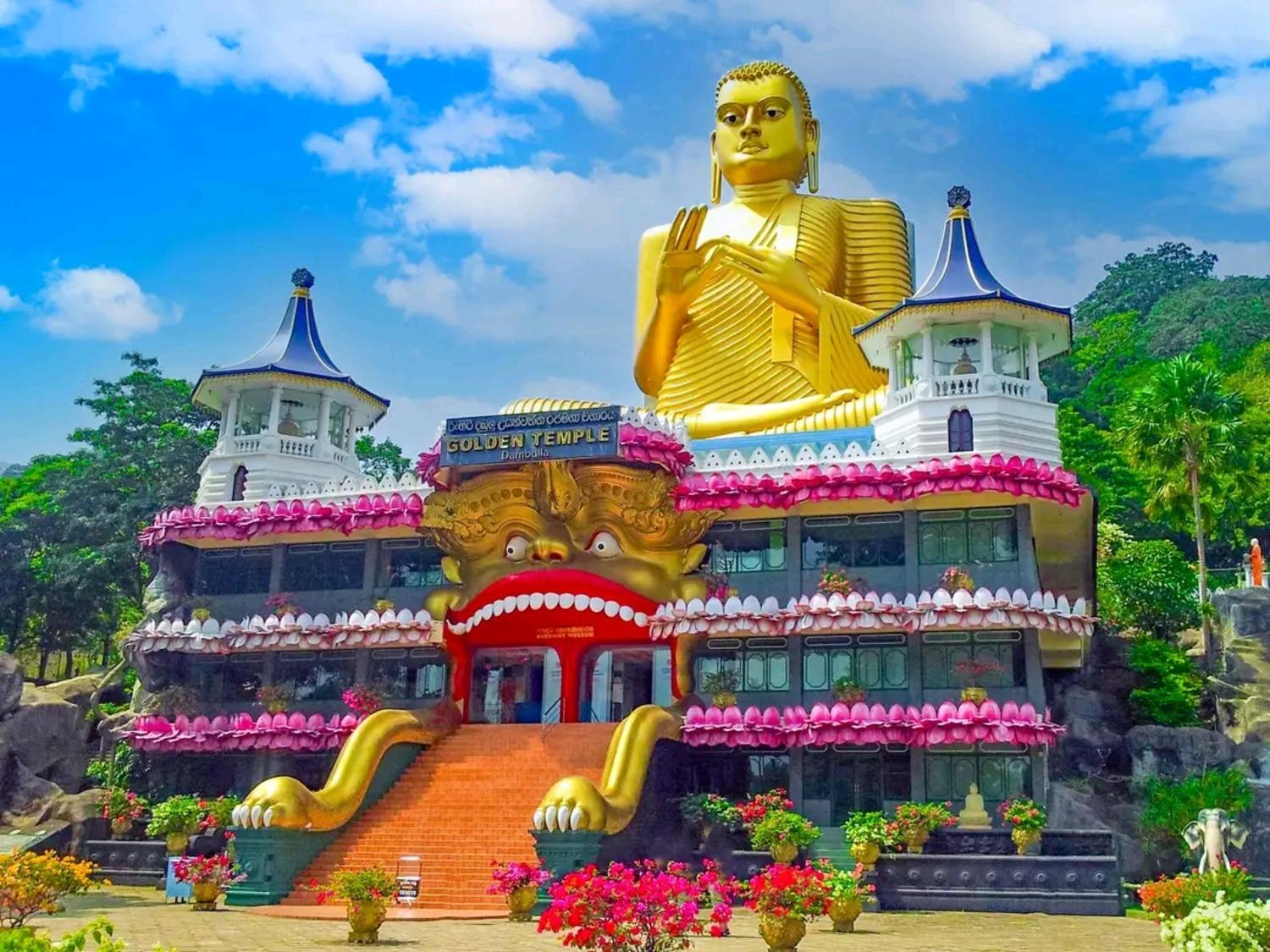 Privater Transfer von Sigiriya nach Kandy: Besuch des Dambulla-Tempels