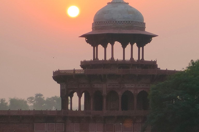 Agra: Taj Mahal Guided Tour with Photography & Rental Saree Taj Mahal Guided Tour without Entry Tickets & Rental Saree